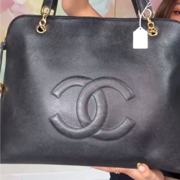 Auth CHANEL Large Caviar Leather Tote - Picture 4 of 4